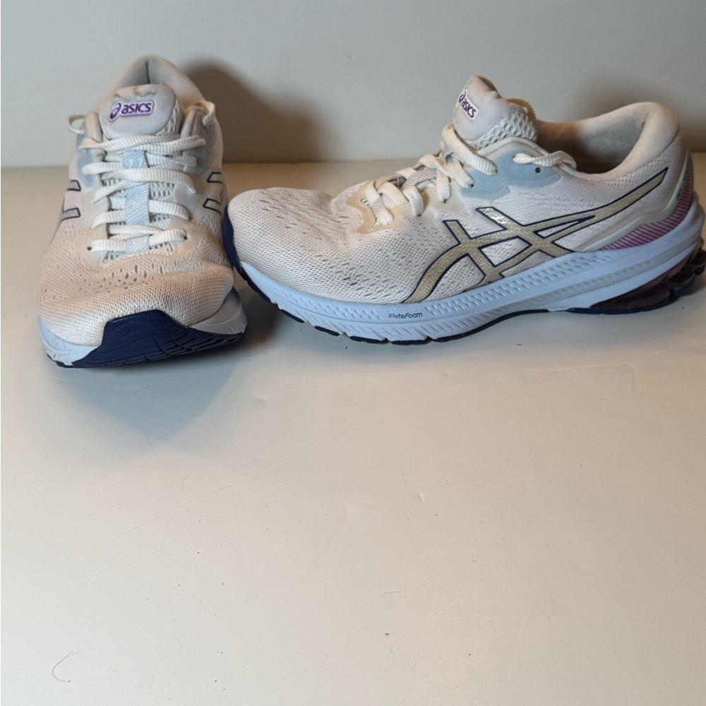 Asics GT-1000 11 running shoes in a white and dive blue (with gold/lavender